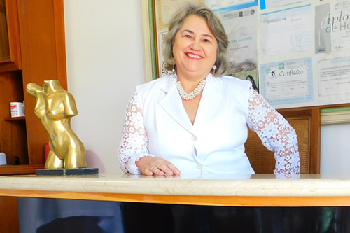 Nivalda em seu ambiente de trabalho no centro de estética